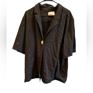 Commoney / black short sleeve top with accent button 22